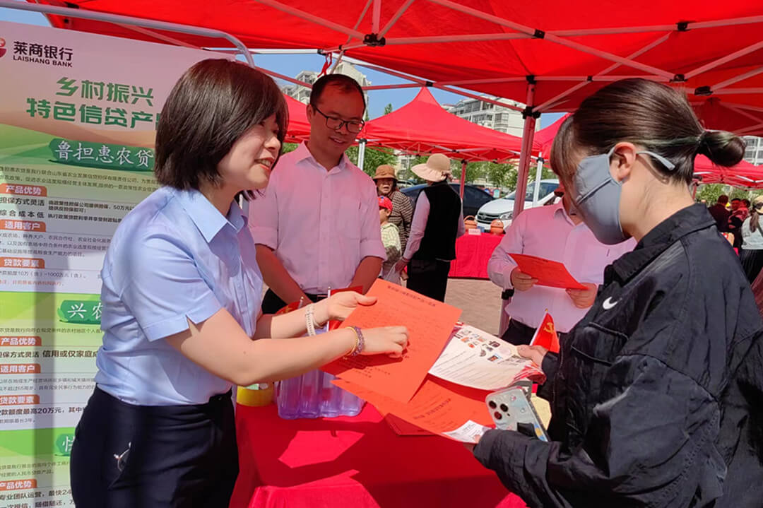 莱商银行临沂开发区支行：借力甜瓜采摘节 宣传普惠金融产品 助力乡村振兴